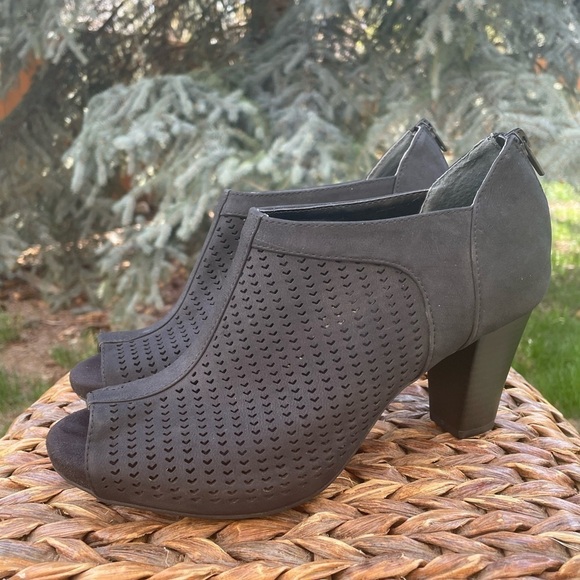 Giani Bernini Alanny Black Perforated Suede Peep Toe Ankle Booties. Size 9 - Picture 1 of 6